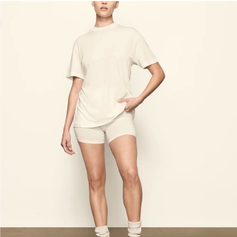 Skims Boyfriend T-Shirt in Marble